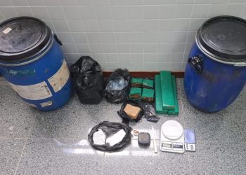 Foragido da Justiça por homicídio e tráfico é preso com drogas em Feira de Santana