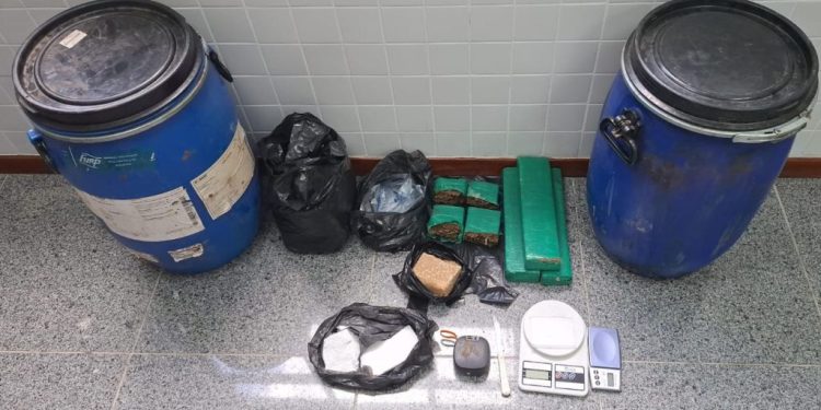 Foragido da Justiça por homicídio e tráfico é preso com drogas em Feira de Santana