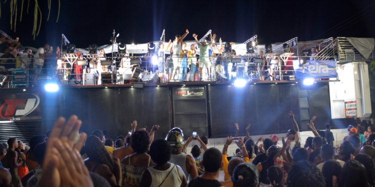 Esquenta de Humildes antecipa a Micareta e arrasta multidão em noite de festa