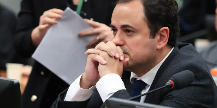 Conselho de Ética aprova cassação de Glauber Braga por agressão na Câmara