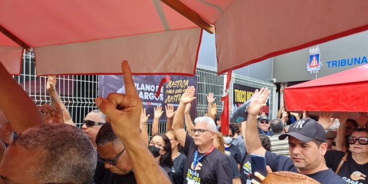 Servidores do Judiciário da Bahia deflagram greve geral por tempo indeterminado