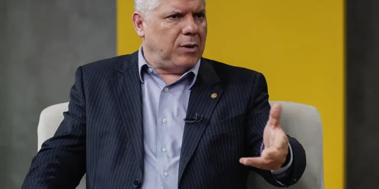 Presidente do INSS é exonerado após operação que apura fraudes em benefícios