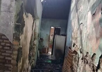 Homem incendeia casa com esposa e filhos dentro em Feira de Santana e foge após o crime