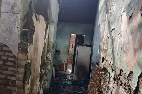Homem incendeia casa com esposa e filhos dentro em Feira de Santana e foge após o crime