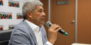 Governo da Bahia inicia cadastro para distribuir 250 mil sacas de milho a criadores afetados pela seca