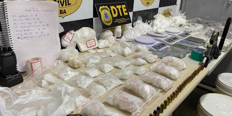 Polícia Civil fecha laboratório de cocaína e prende quatro em Feira de Santana
