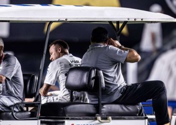 Neymar se lesiona novamente e deixa o campo chorando em jogo contra o Atlético-MG