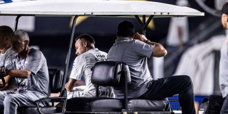 Neymar se lesiona novamente e deixa o campo chorando em jogo contra o Atlético-MG