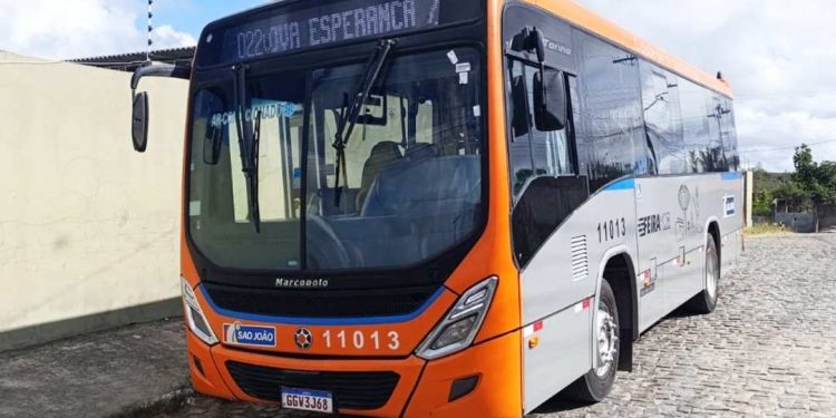 Feira de Santana inova transporte coletivo com novo ônibus climatizado e acessível
