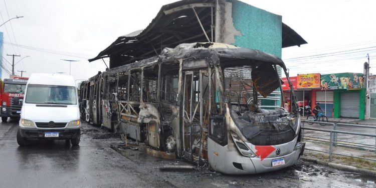 Semob investiga incêndio em ônibus articulado do BRT na Zona Norte de Feira de Santana