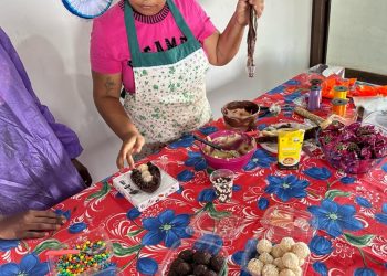 Adolescentes em situação de vulnerabilidade aprendem a fazer ovos de Páscoa em oficina solidária no Abrigo Raul Freire