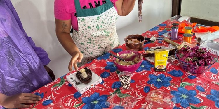 Adolescentes em situação de vulnerabilidade aprendem a fazer ovos de Páscoa em oficina solidária no Abrigo Raul Freire