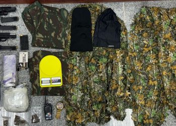 Homem é preso com armas, drogas e roupas do Exército em Feira de Santana