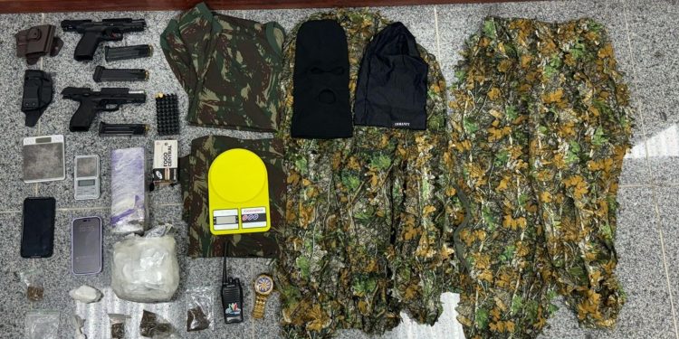 Homem é preso com armas, drogas e roupas do Exército em Feira de Santana