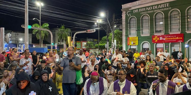 Fé e tradição iluminam a Quinta-feira Santa com a Procissão do Fogaréu em Feira de Santana