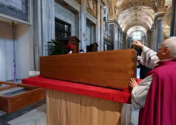 Papa Francisco é sepultado em Roma em cerimônia reservada