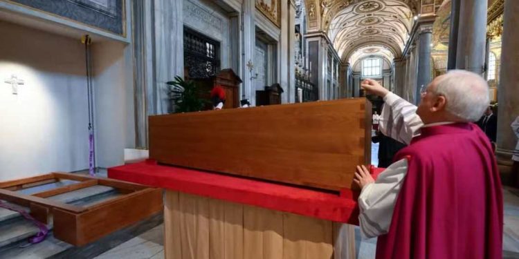 Papa Francisco é sepultado em Roma em cerimônia reservada