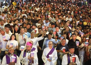 Luz, fé e tradição: Jerônimo Rodrigues participa da Procissão do Fogaréu em Serrinha