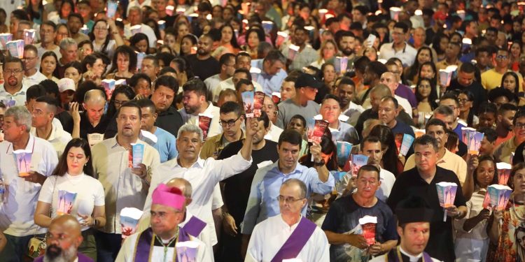 Luz, fé e tradição: Jerônimo Rodrigues participa da Procissão do Fogaréu em Serrinha