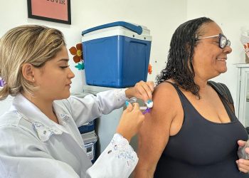 Idosos de Feira recebem vacinação contra Gripe no Zazinha Cerqueira