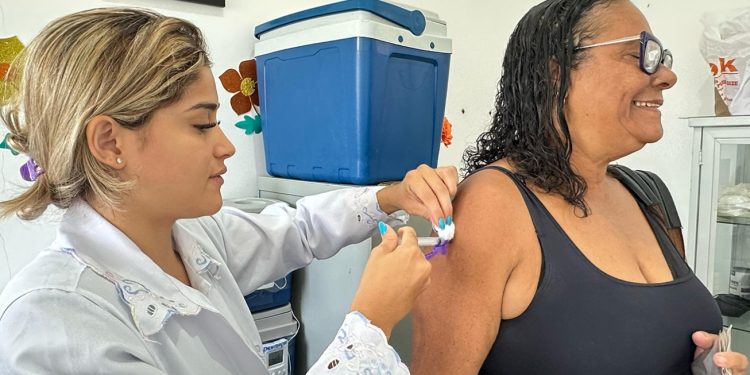 Idosos de Feira recebem vacinação contra Gripe no Zazinha Cerqueira