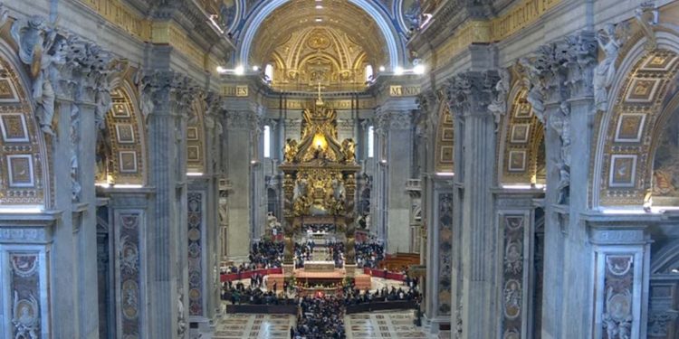 Fiéis têm até hoje à noite para se despedir do papa Francisco no Vaticano