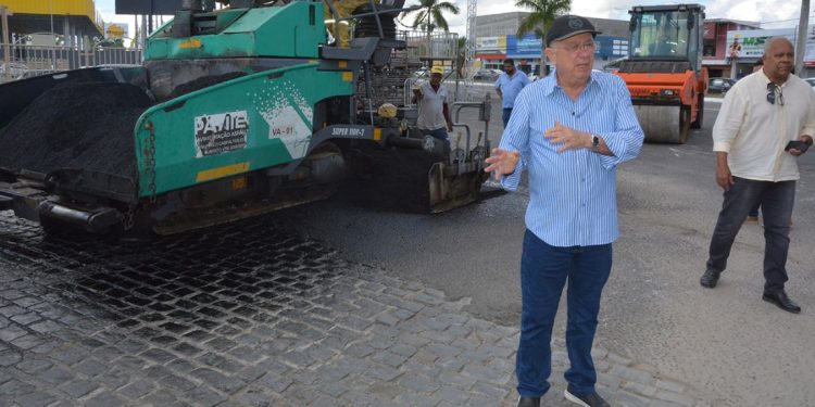 Pavimentação de ruas de Feira de Santana avança com o olhar do prefeito José Ronaldo