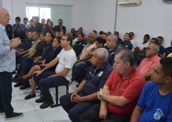 Prefeito José Ronaldo visita base da Guarda Municipal e participa de homenagem a servidores aposentados