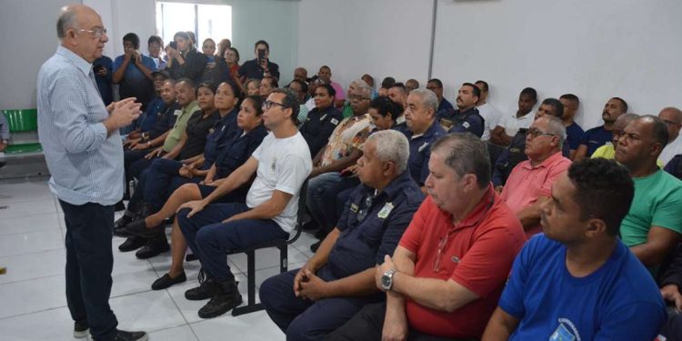 Prefeito José Ronaldo visita base da Guarda Municipal e participa de homenagem a servidores aposentados