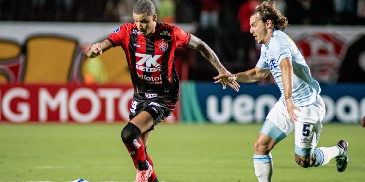 Vitória empata com Universidad Católica na estreia da Sul-Americana, mas deixa gosto amargo
