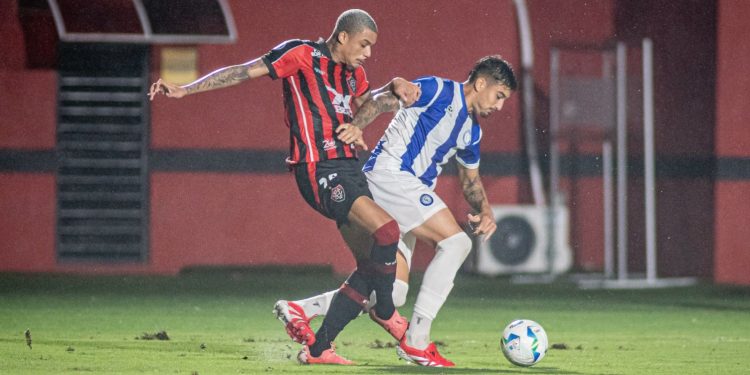 Vitória tropeça no Barradão e amarga primeira derrota na Sul-Americana