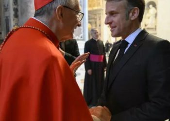Macron é acusado de tentar influenciar escolha do próximo Papa, diz jornal francês