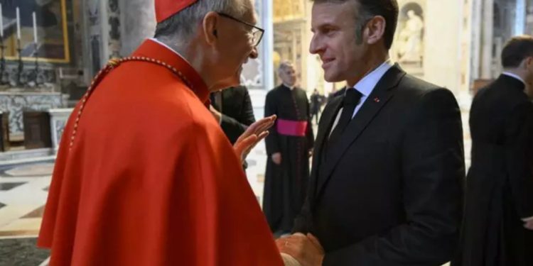 Macron é acusado de tentar influenciar escolha do próximo Papa, diz jornal francês