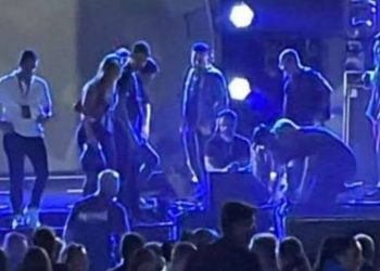 Marrone sofre queda de palco em show em Goiânia e apresentação com Bruno é interrompida