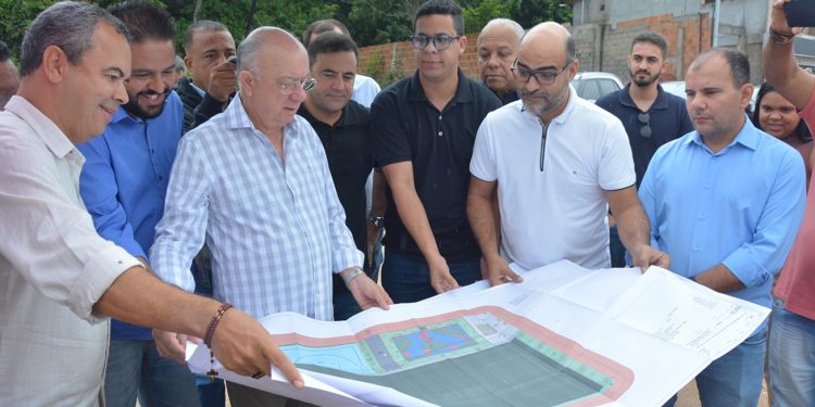 Prefeito José Ronaldo autoriza construção de espaço poliesportivo com grama sintética no Subaé