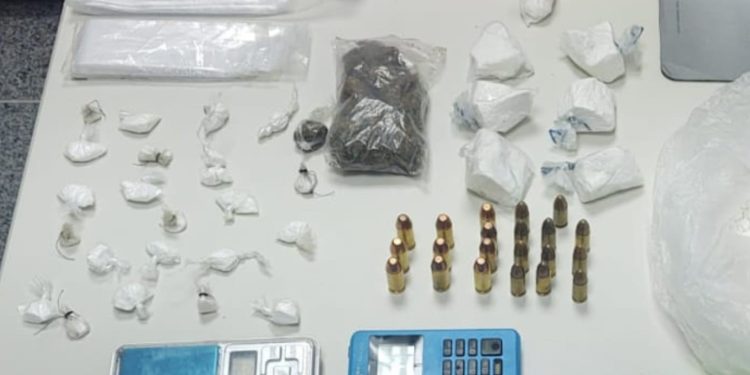 Ação da PM em Feira de Santana apreende drogas, munições e balanças de precisão