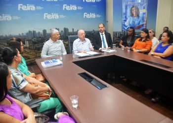 Prefeito José Ronaldo assina enquadramento de 118 professores da rede municipal