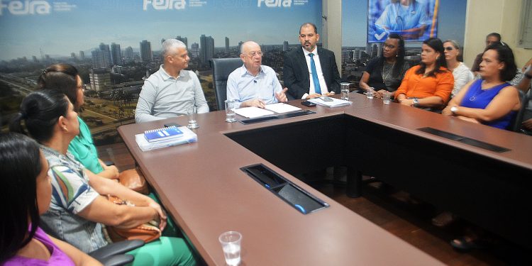 Prefeito José Ronaldo assina enquadramento de 118 professores da rede municipal