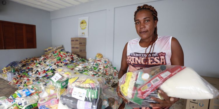 Polícia Militar da Bahia doa quatro toneladas de alimentos ao Bahia Sem Fome na Micareta