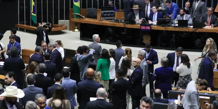 Câmara aprova reajuste salarial para servidores públicos federais