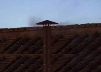 Fumaça preta indica que 1ª votação do conclave não elege novo papa; escolha continua nesta quinta-feira