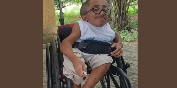 Morre Davi Lucca, adolescente com “ossos de vidro”, aos 15 anos em Feira de Santana