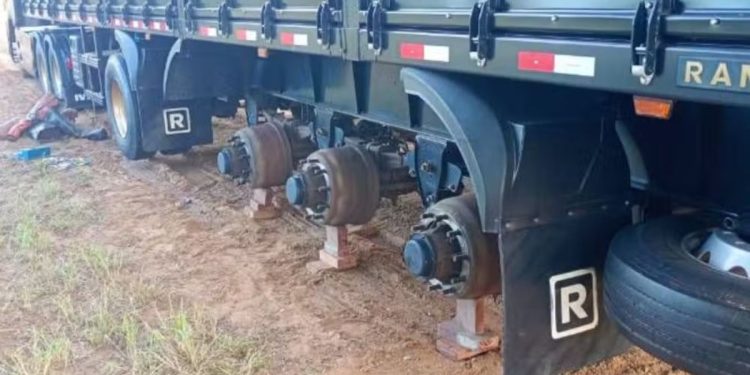 Motorista de caminhão é feito refém e tem veículo roubado em Teofilândia