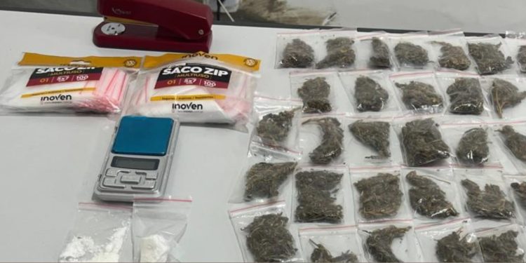 Polícia Militar apreende drogas e prende suspeito em Santa Bárbara