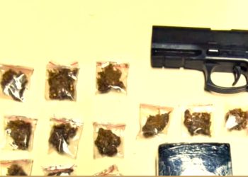 Ação da PM em Feira de Santana apreende drogas e simulacro de arma