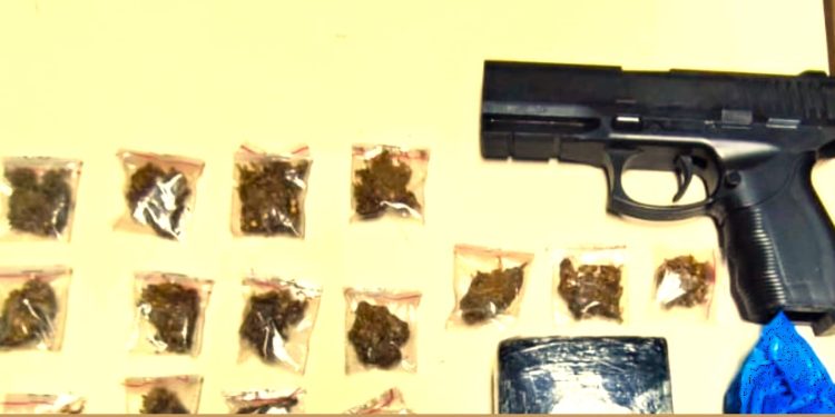 Ação da PM em Feira de Santana apreende drogas e simulacro de arma