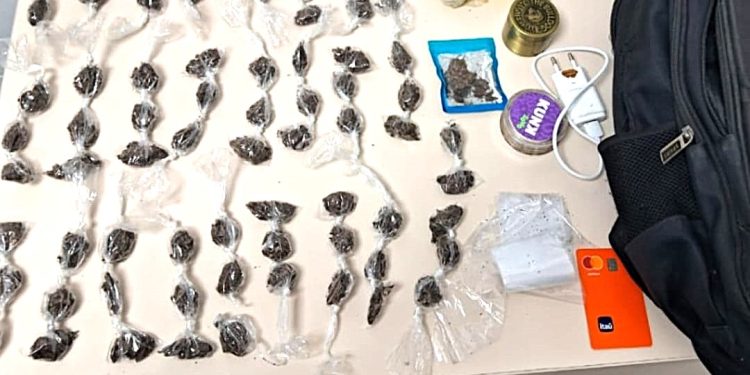Polícia Militar apreende drogas no bairro Pedra do Descanso