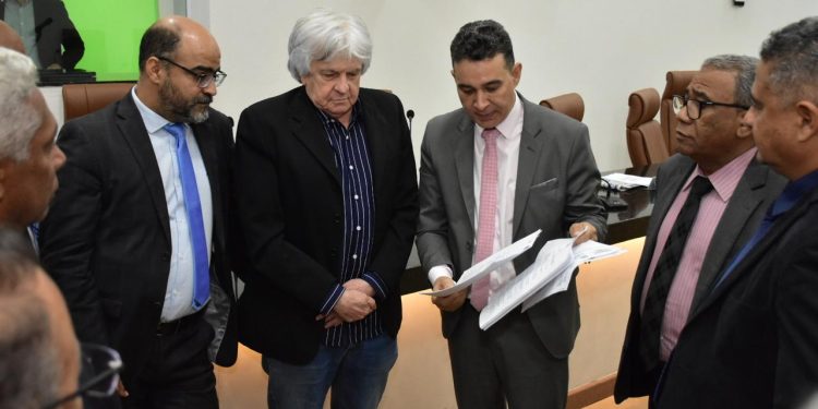 Câmara de Feira de Santana recebe projetos sobre reajuste salarial de servidores e dívida com o Shopping Popular