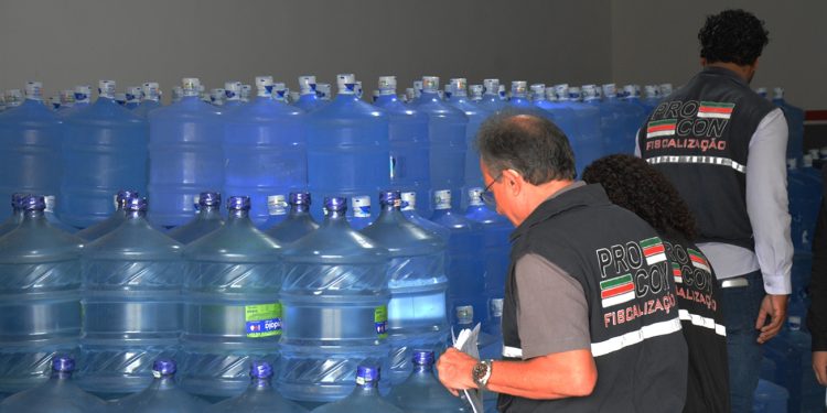 PROCON notifica distribuidoras por validade de garrafões de água