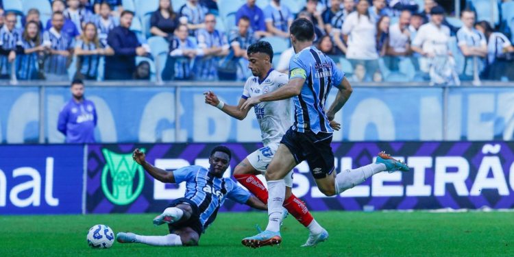 Com pênalti polêmico, Bahia é derrotado pelo Grêmio e se afasta do G-4